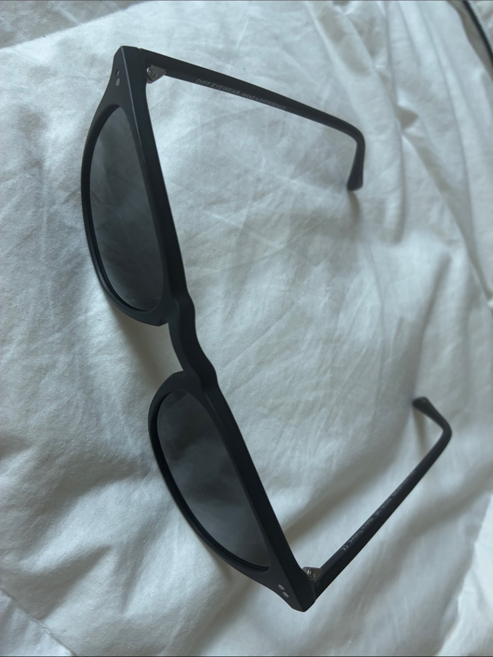 Diff Eyewear Black Matte Round Sunglasses